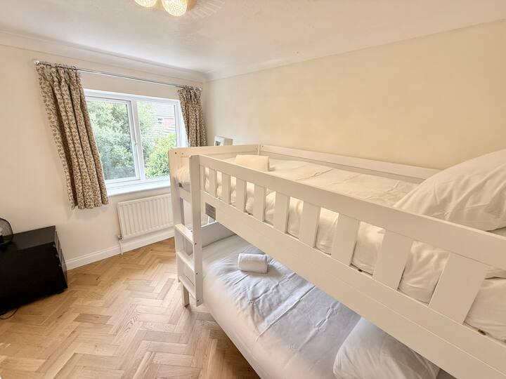 Vitanda vya ghorofa moja vya ukubwa wa mtu mzima