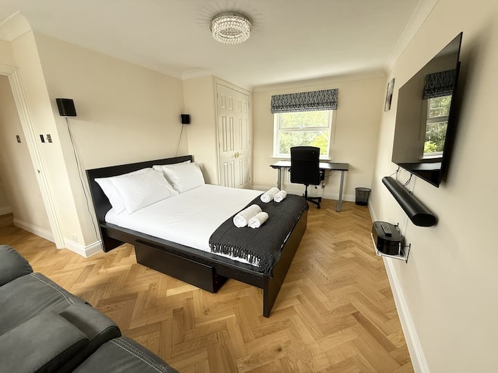 Chumba cha kulala cha King Size kilicho na kituo cha vyombo vya habari