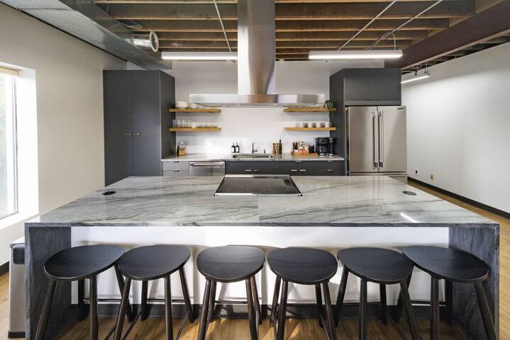 The Ballard Loft|Sleeps 8 |Steps to Shops & Dining gallery image 4