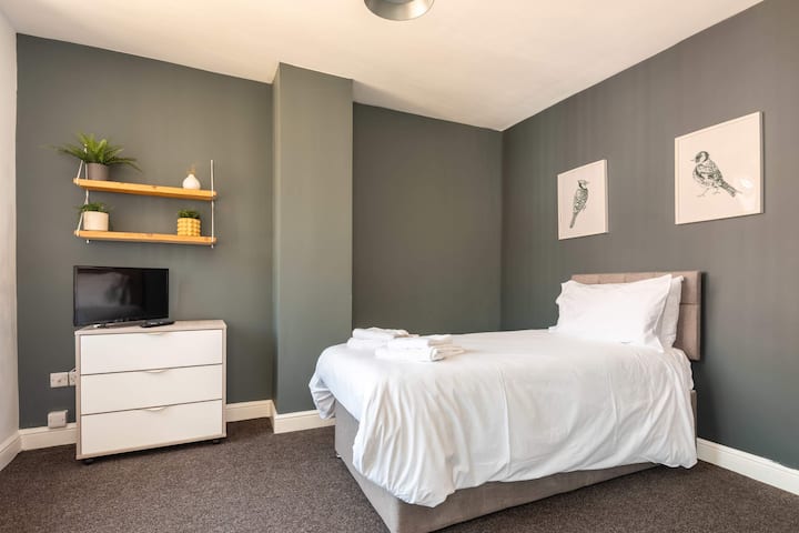 Convenient Room in Doncaster House With Kitchen - Houses for Rent in ...