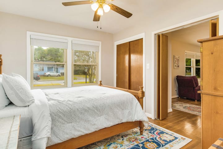 Nafasi ya kutosha ya kuhifadhi nguo zako huweka vitu vyako vimepangwa na kufikika kwa urahisi, kuhakikisha ukaaji usio na usumbufu na wenye starehe.