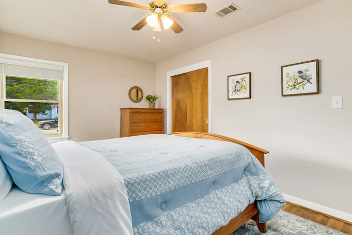 Chumba cha pili cha kulala kina nafasi ya kutosha ya kuhifadhi nguo zako, utakuwa na kila kitu unachohitaji kwa urahisi.