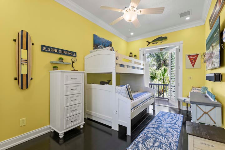 Dhomë gjumi me krevat marinari dhe ballkon privat