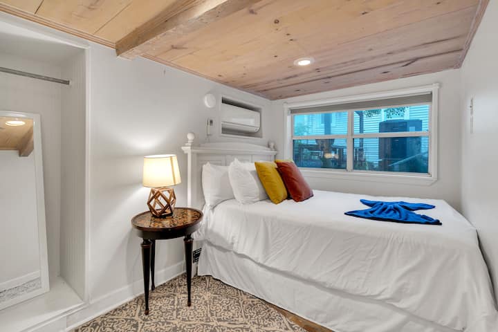 Chumba cha kulala chenye starehe chenye mito maridadi, mwangaza wa joto na dari ya mbao. Inafaa kwa ajili ya kushuka baada ya siku moja huko New Orleans.