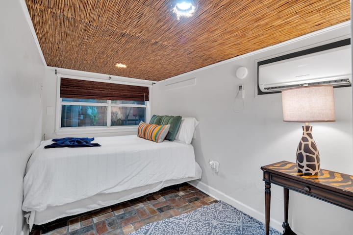 Chumba cha wageni chenye starehe kilicho na dari ya mianzi ya kijijini, matandiko ya kifahari na mwangaza laini, eneo lako la kujitegemea katikati ya jiji.