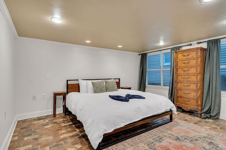 Pumzika katika chumba cha kulala chenye utulivu chenye fanicha za zamani, sakafu za matofali na mapazia ya kuzima kwa usiku wenye utulivu.