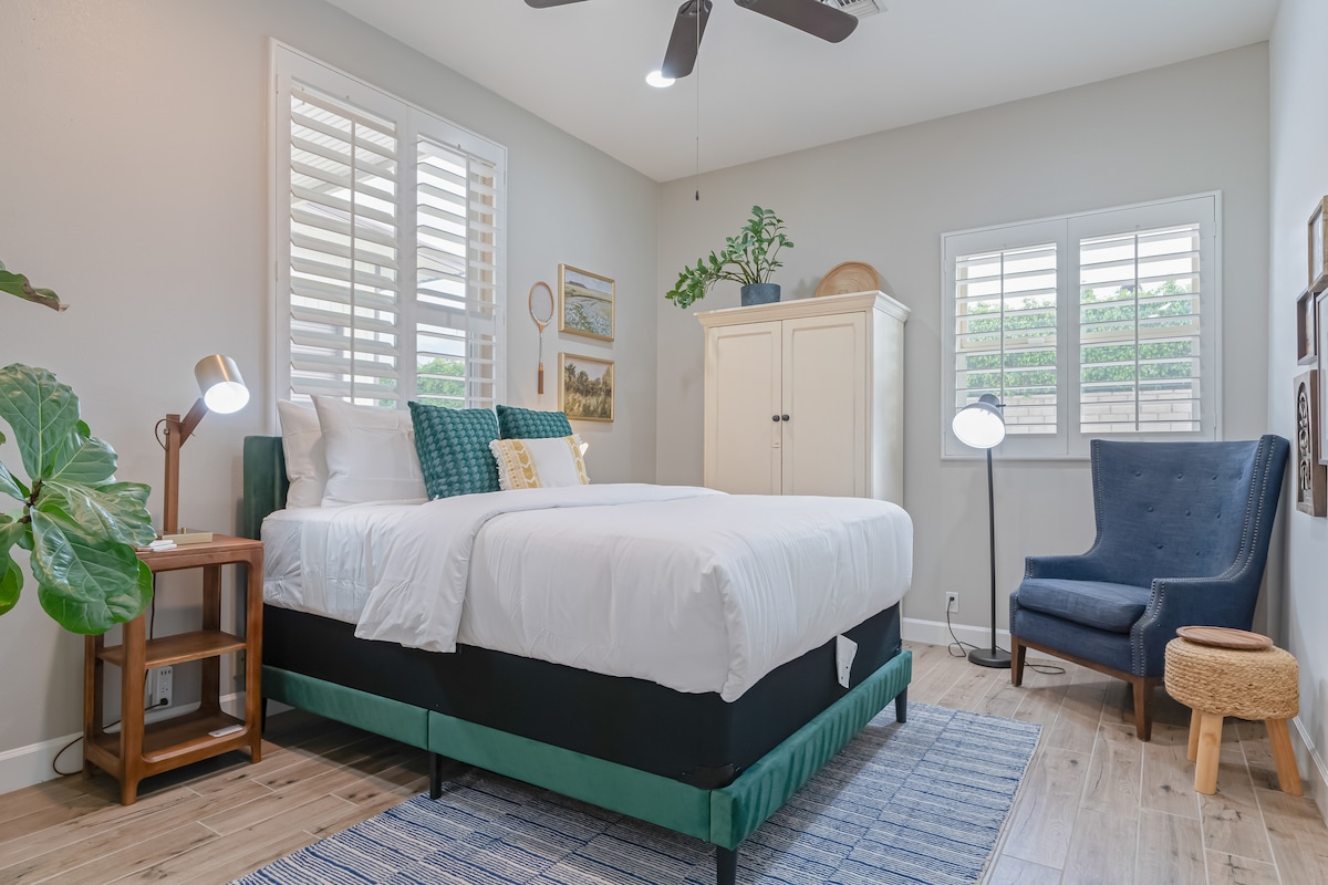 Slaapkamer 4 beschikt over een tweepersoonsbed en een ensuite badkamer.