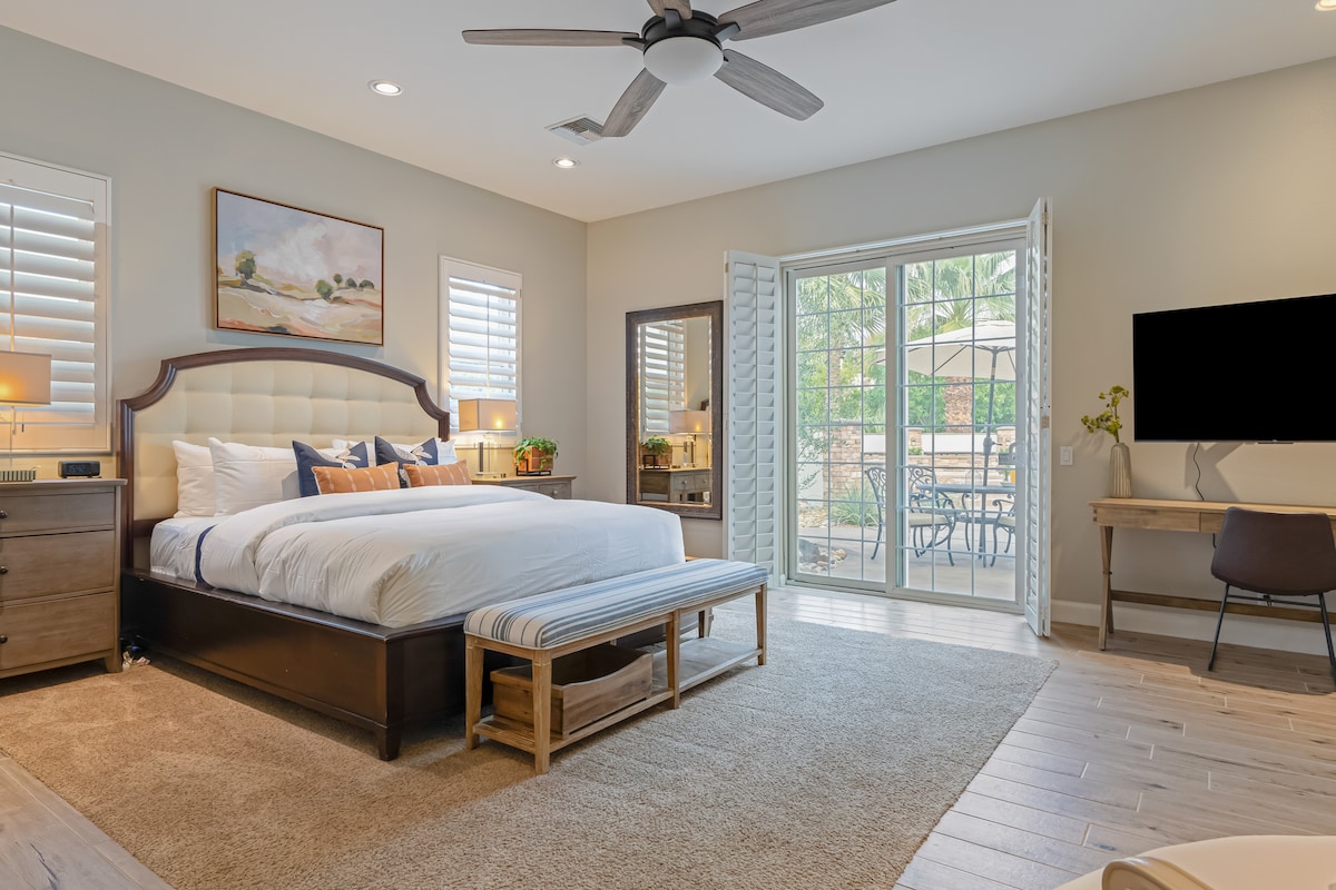 De primaire slaapkamer is voorzien van een kingsize bed, tv en een ensuite badkamer.