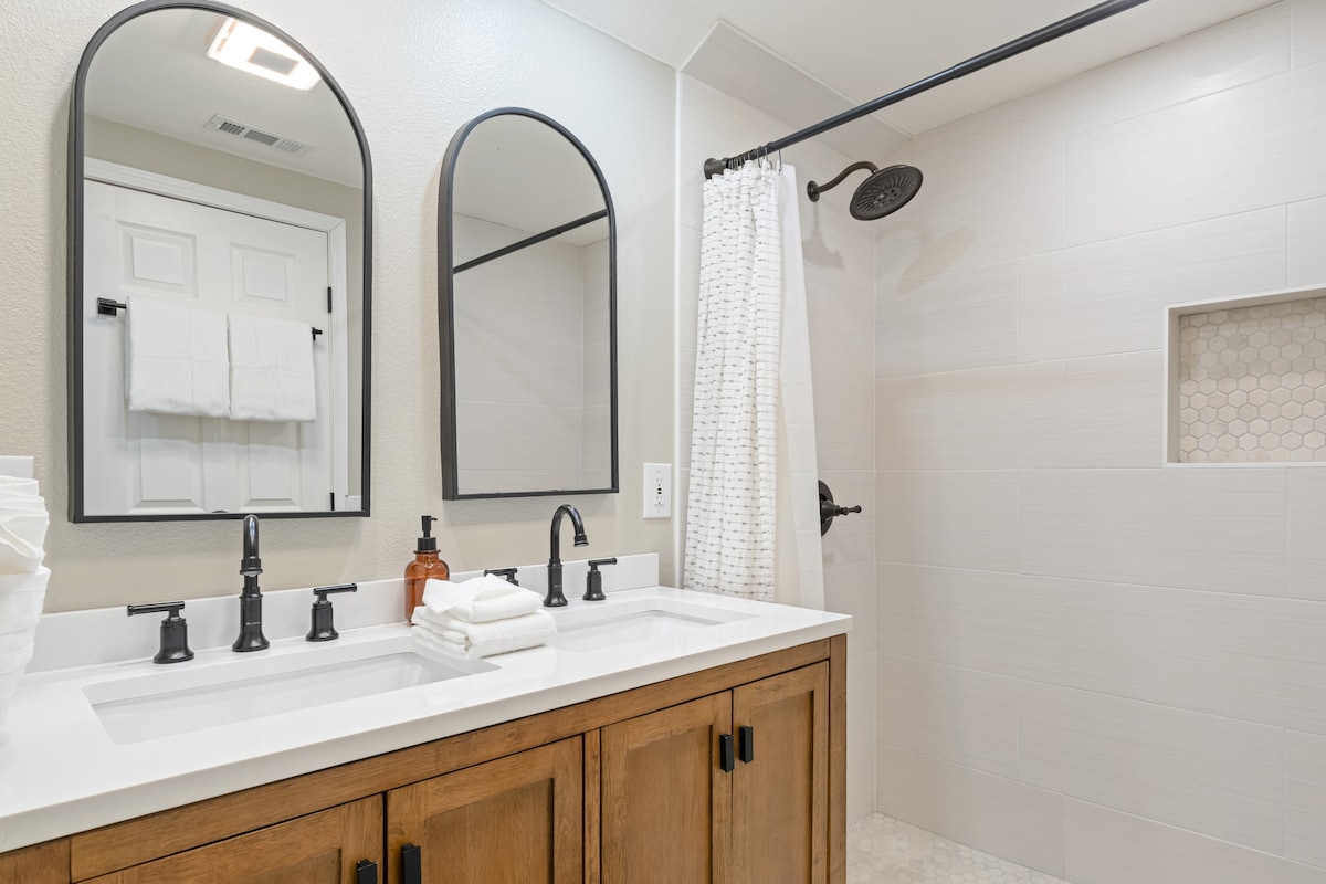 De badkamer van slaapkamer 2 heeft een douche.