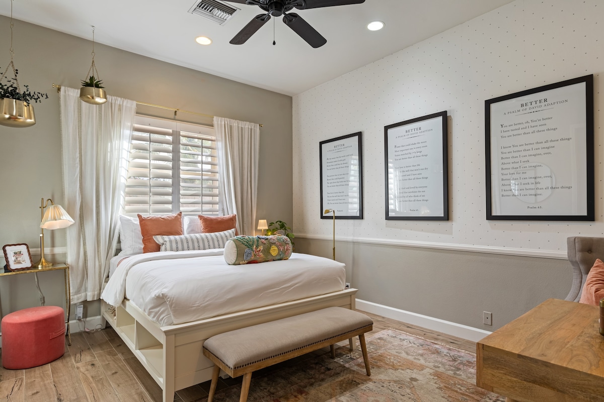 Slaapkamer 2 beschikt over een queensize bed en een badkamer met eigen badkamer.