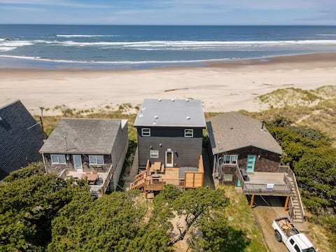 Sol Luna-Beachfront, hot tub, VIEWS, dog OK