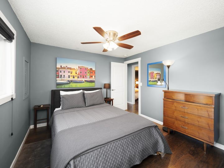 غرفة نوم للضيوف مع سرير بحجم متوسط ومنطقة عمل