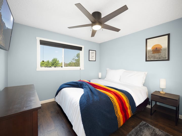 غرفة نوم ثانية للضيوف مع سرير بحجم متوسط