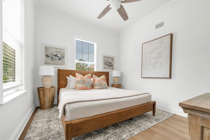 غرفة نوم تضم سرير كينج الطابق الأول