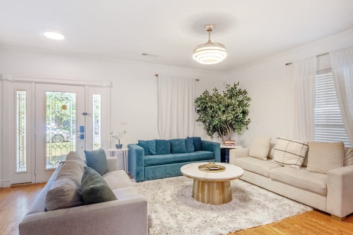 Huge Artistic Home In Soco W/ Cowboy Pool - Austin, TX