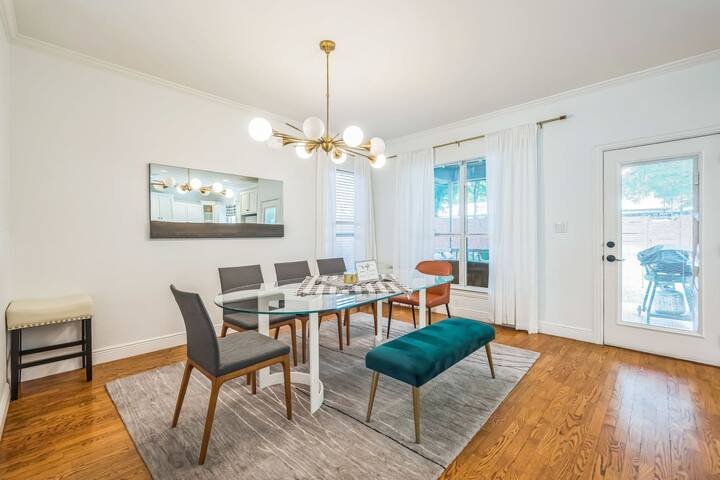 Huge Artistic Home in SoCo w/ Cowboy Pool gallery image 2