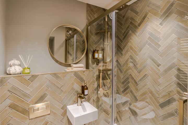 5 Bedroom House | The Clifton Residence gallery image 2
