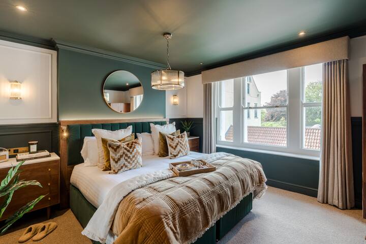 5 Bedroom House | The Clifton Residence gallery image 5