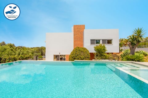 Peaceful retreat with pool and BBQ