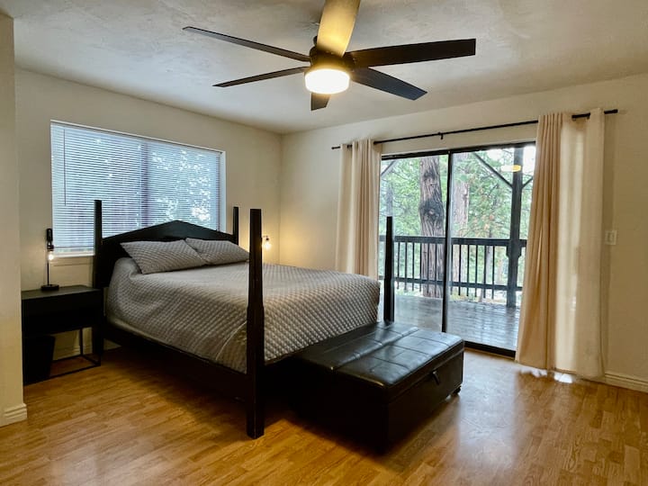 低层主卧室，带景观和私人阳台