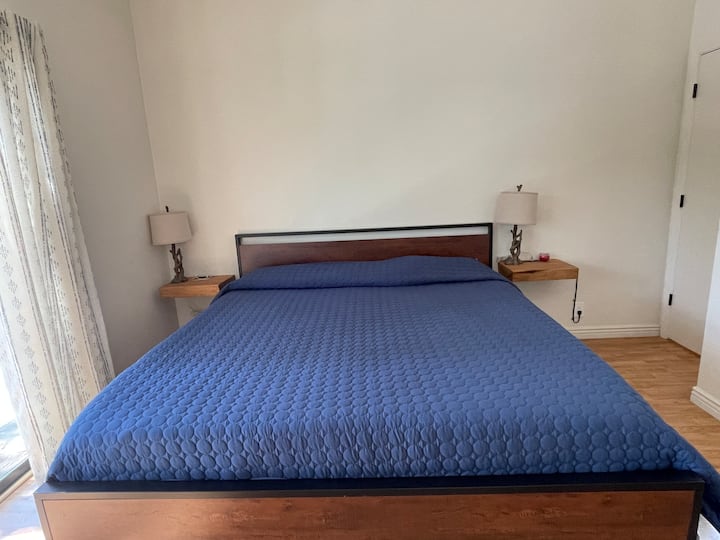 主层-主卧室，配备加大双人床和床头柜