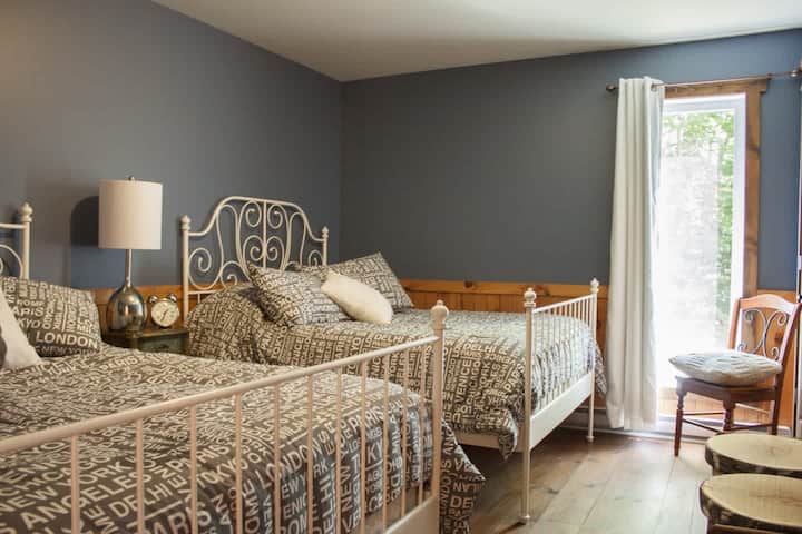 პირველი სართულის საძინებელი - 2 ორადგილიანი საწოლი