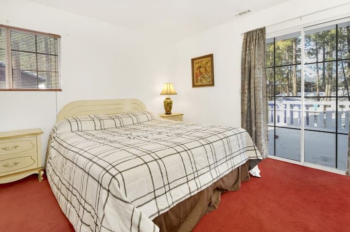 Спокойна спалня в дървена колиба с плюшено спално бельо и красиви гледки – идеална за спокойни нощи, уютни сутрини и релаксираща планинска почивка.