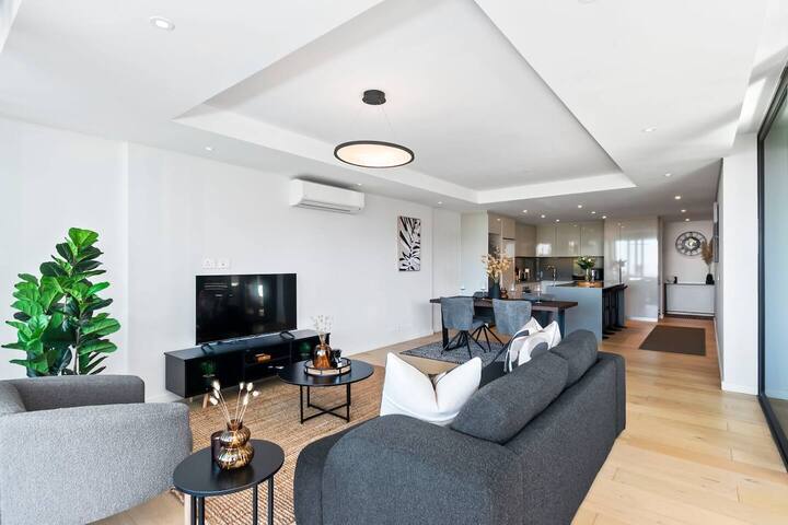Luxury 2 Bed located in the heart of Greenpoint. gallery image 3