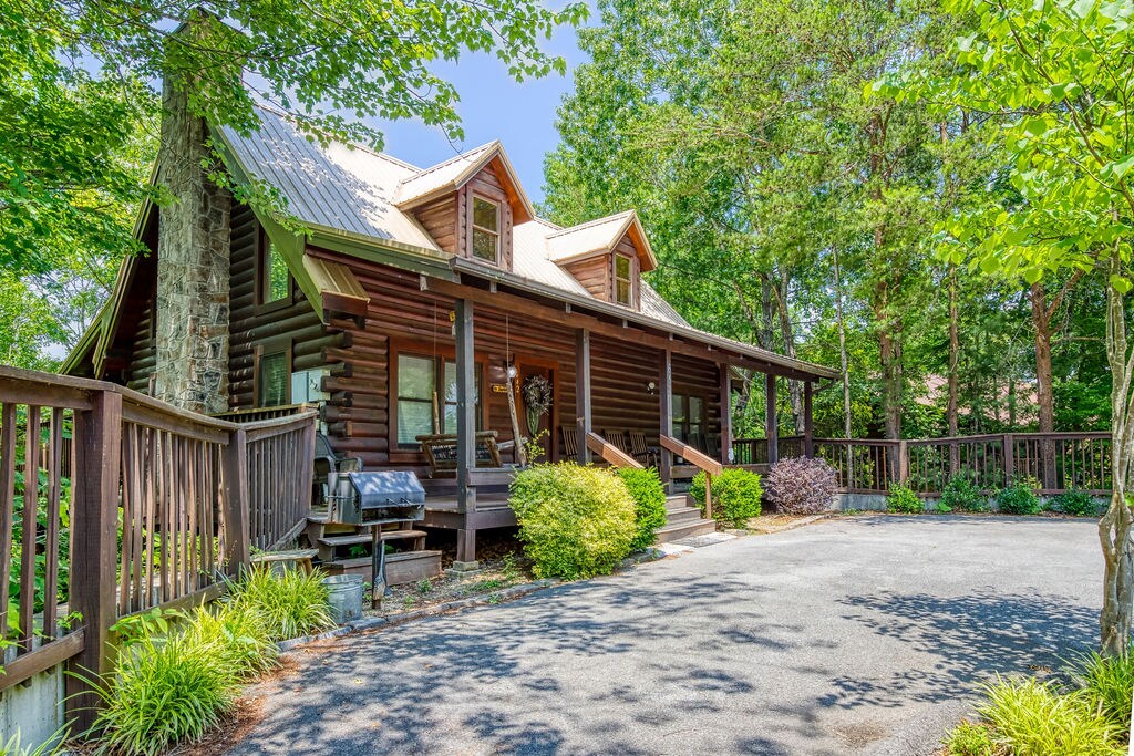 Game-N-Getaway– 5BR Cabin Near Parkway, Hot Tub - Cabins for Rent