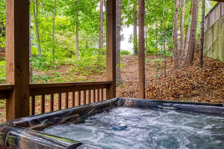 Game-N-Getaway– 5BR Cabin Near Parkway, Hot Tub - Cabins for Rent
