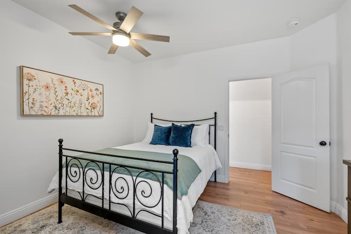 Upper Level Queen w/ Twin trundle