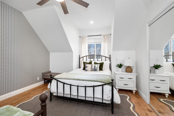 Upper Level Queen, Twin w/ Trundle