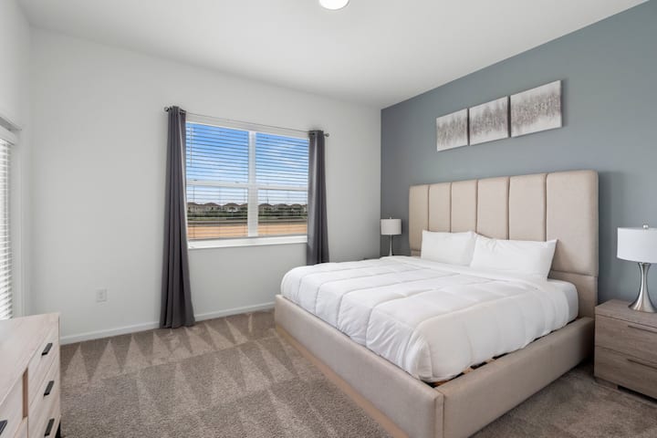 Dhomë gjumi kryesore me krevat dopio "King" dhe televizor me ekran të sheshtë