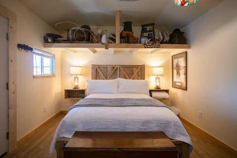 Alta Vista Retreat | Home Plus Cottage | Sleeps 6