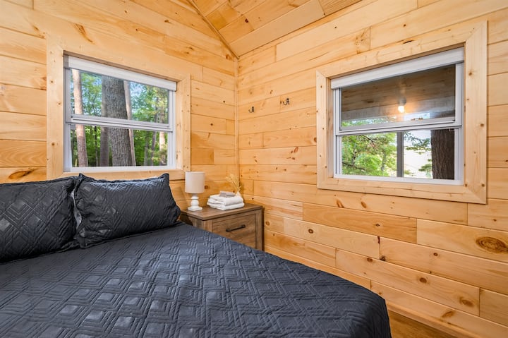 ¡Relájate con estas tranquilas vistas a través de ventanas brillantes en este espacio elegante y acogedor!