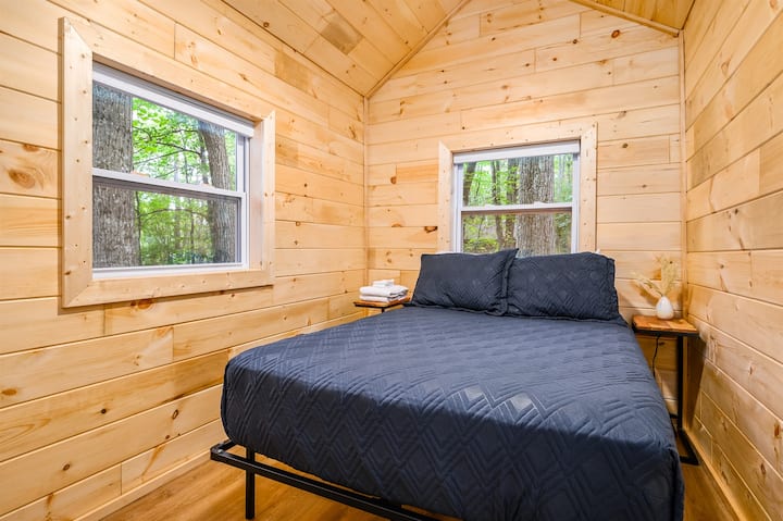 ¡Experimenta noches de descanso con cálidos detalles de madera y un ambiente acogedor!