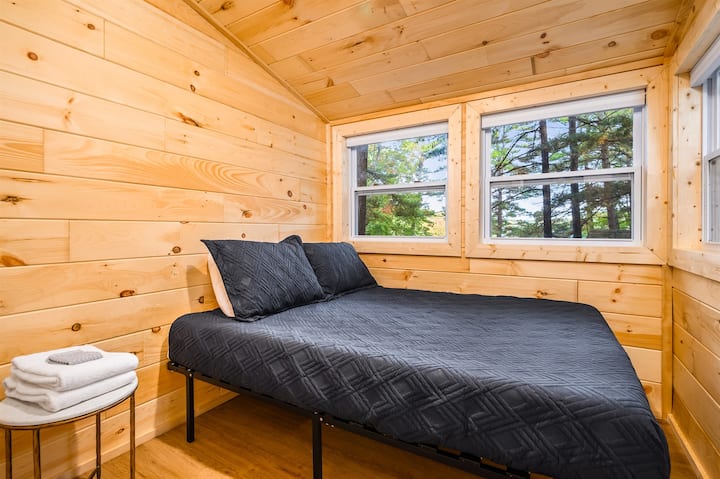 Deslízate con estilo con lujosa ropa de cama, cálidos detalles de madera y un ambiente tranquilo y sereno que invita al sueño reparador.