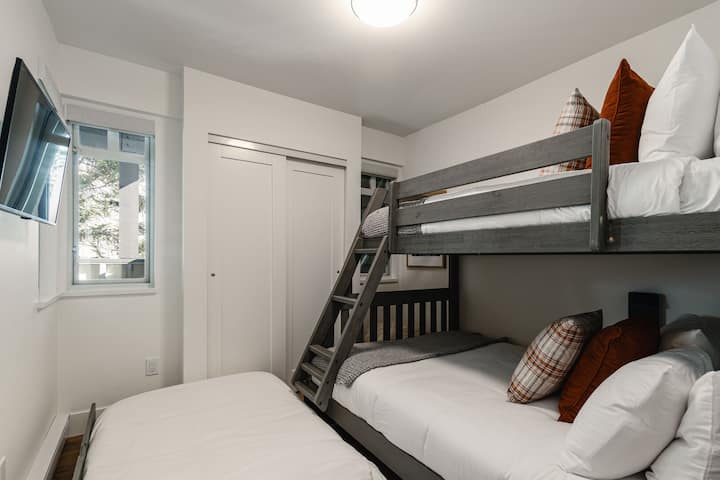 Dormitorio 3 - Litera doble con cama nido individual, TV inteligente por cable y armario para almacenamiento