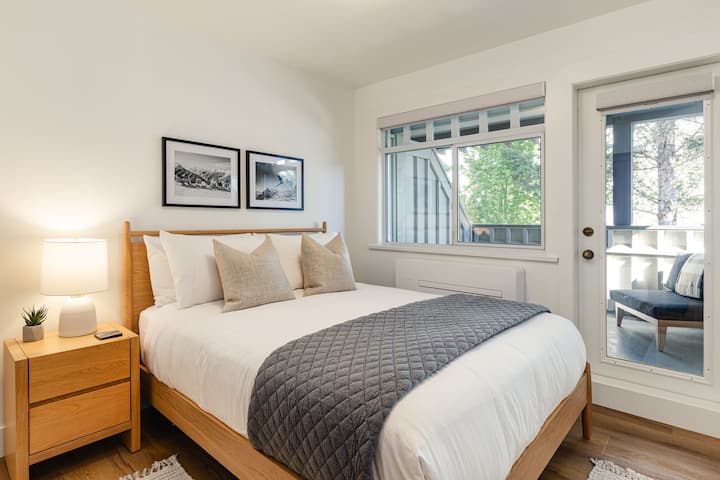 Dormitorio 2: cama tamaño queen, unidad de aire acondicionado, mucho espacio para guardar la ropa, TV inteligente por cable y patio privado con salón que captura el sol de la mañana.