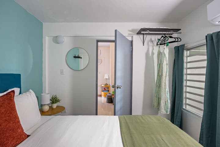 Dormitorio #2, cama tamaño queen.