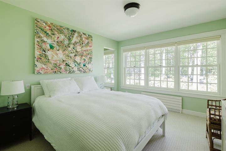 2号卧室配有标准双人床、2张单人床和套房浴室