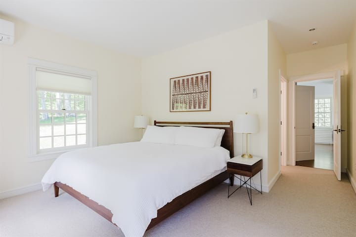 主卧1配备加大双人床和套内卫生间