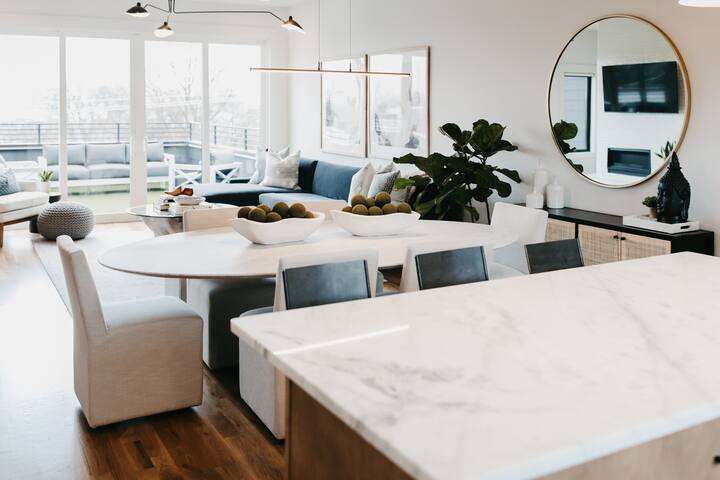 Two Downtown Homes 8 Bedrooms Incredible DT Views gallery image 5