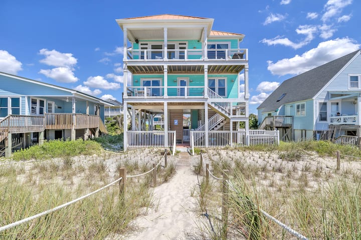 The Salty Dog: Beautiful Oceanfront Home Ideal - Oak Island, NC