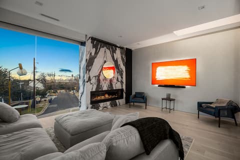 Popular Airbnb listing: Austin's Skyline Lux. Private Pool & Rooftop Deck in Galindo