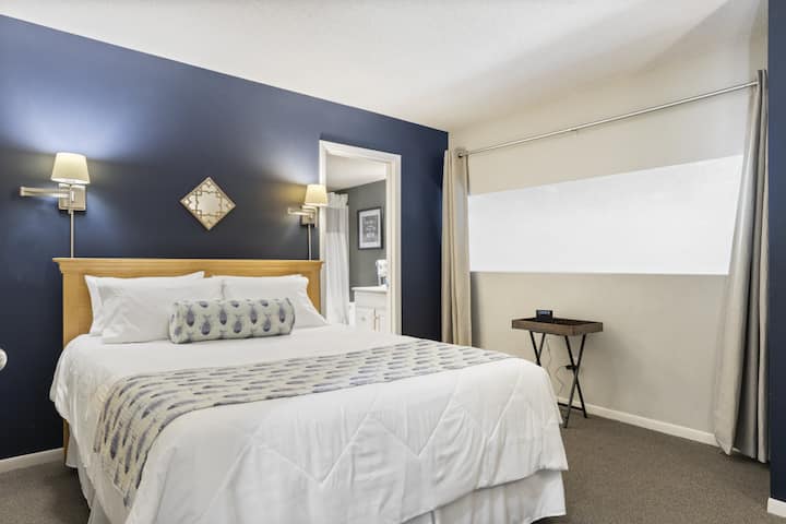 Dormitorio del tercer piso (queen) con vistas a la sala de estar