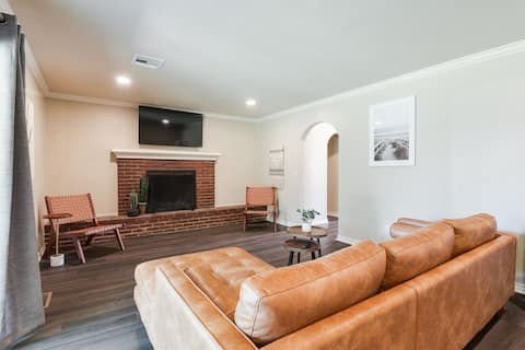 Spacious 5BR Retreat Near Lake Hefner – Sleeps 12