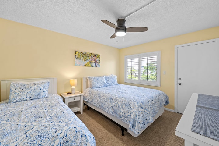 Спалня за гости, 1 двойно легло и 2 единични легла