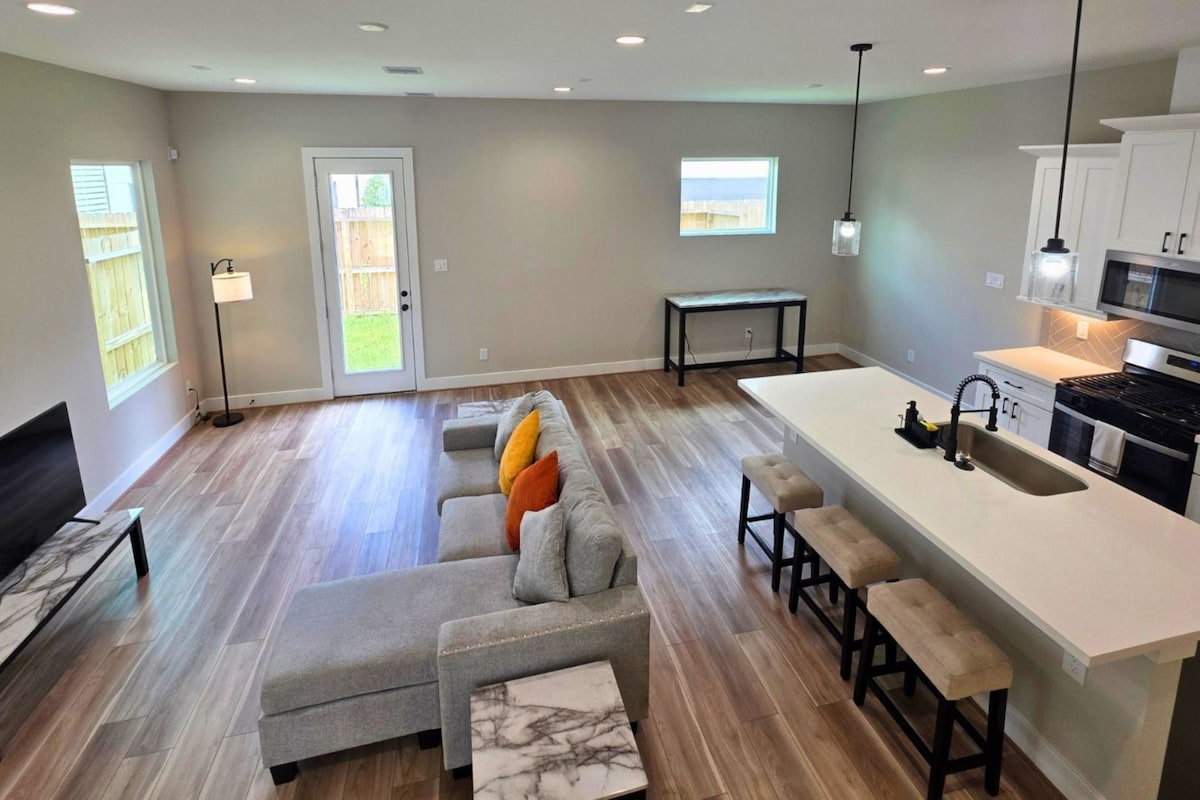 Top performing Airbnb: Family Stay Near NRG, TMC and Downtown in Eastex Jensen Area