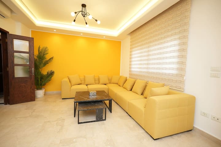 The Yellow Apartment, Badaro 3 Bdrm, 24/7 Electric - بيروت